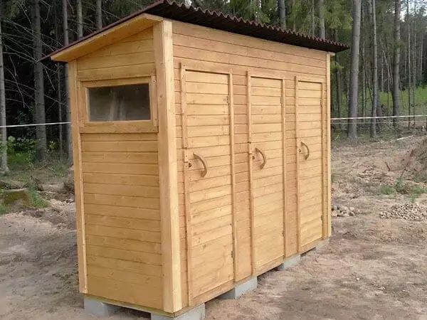 Деревянный туалет уличный
