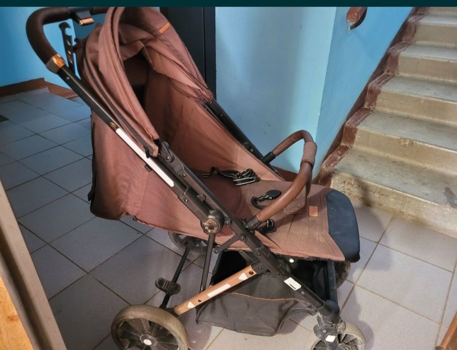 Детская прогулочная коляска