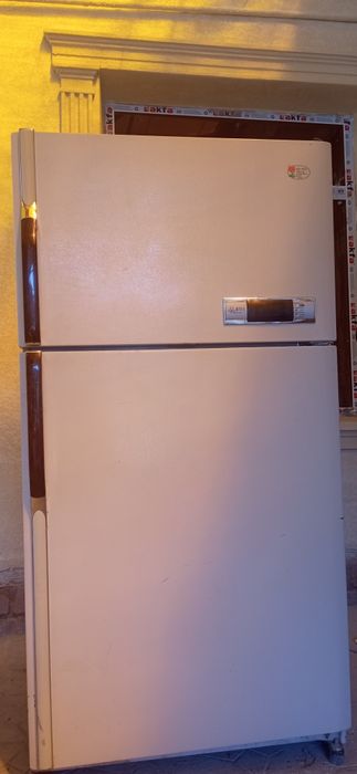 Холодильник   LG двухкамерный, производство Южная Корея, очень большой