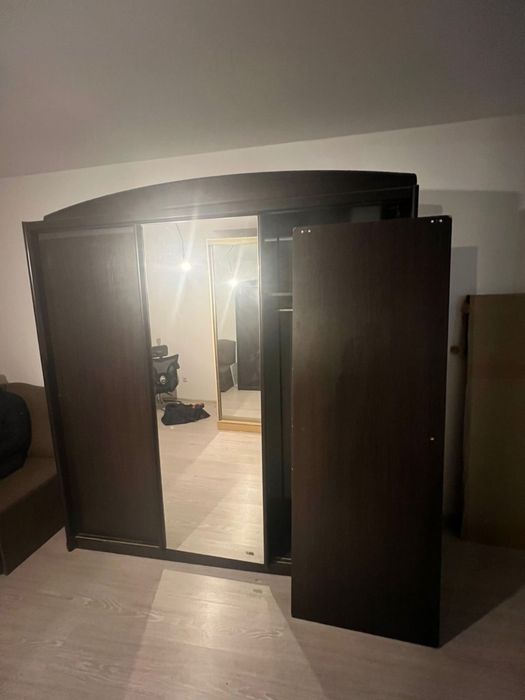 Продам шкаф, очень вместительный.