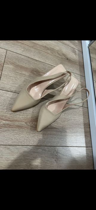 Токчета в цвят нюд