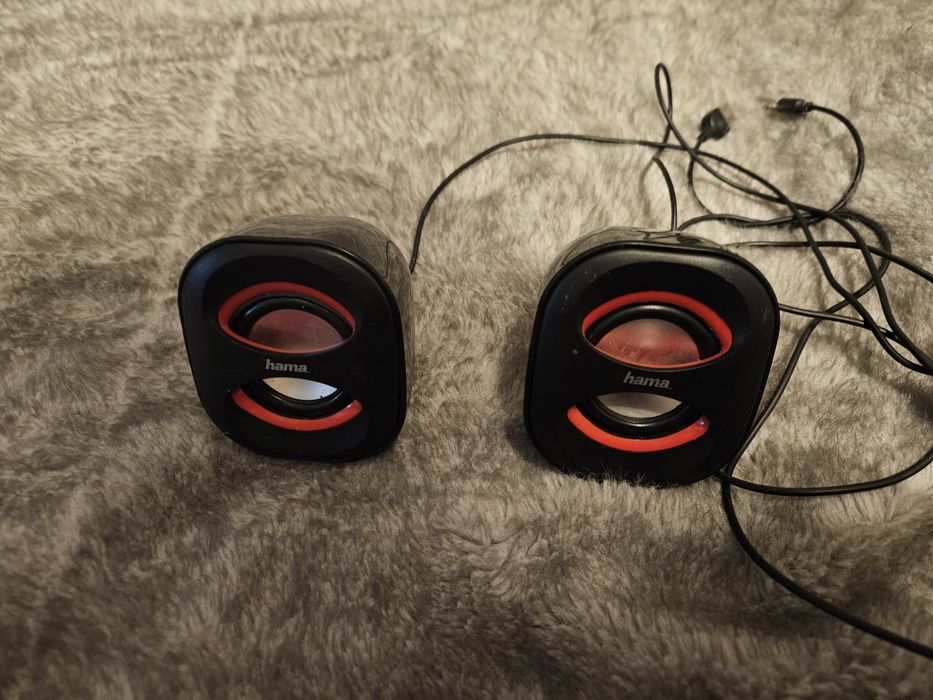 Boxe hama oc laptop aproape noi
