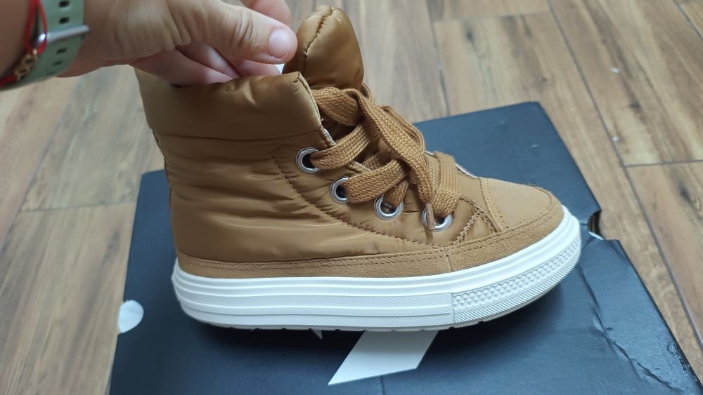Tenisi imblaniti Converse noi