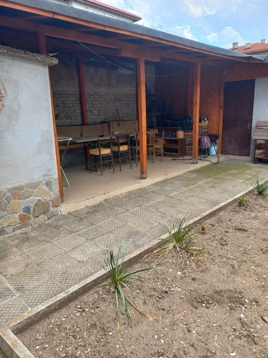 Самостоятелна къща под наем с.Браниполе. 

Състои се от 3 ста