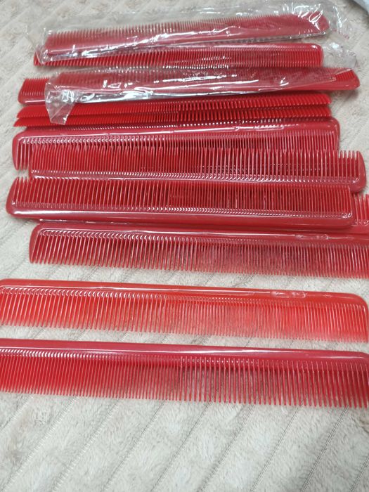 Расчёски красного цвета.