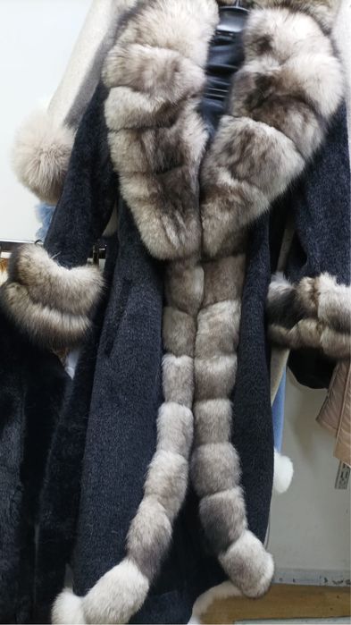 Vand palton din lana alcantara cu blana naturala de vulpe la 1550 lei