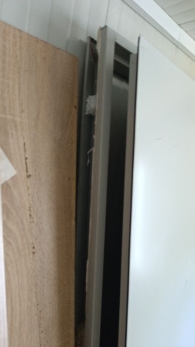 Продавам 3 броя врати с каси, 2 интериорни и 1 метална