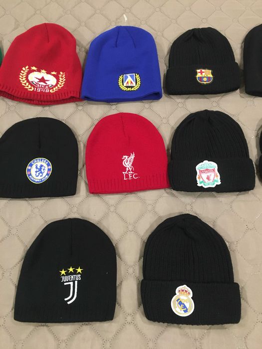Футболни зимни шапки