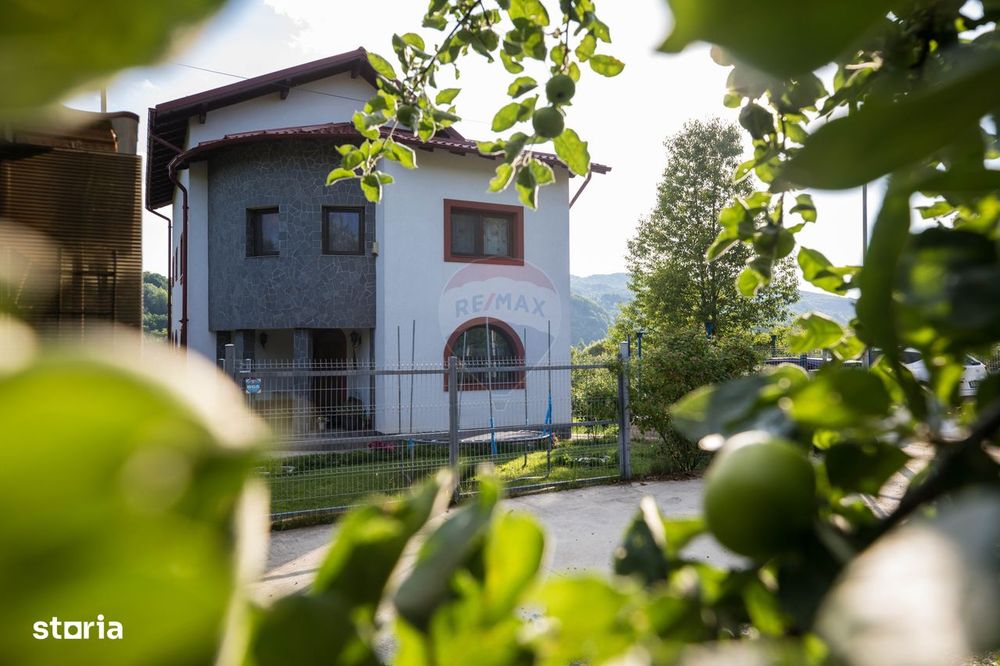 Casă / Vilă cu 8 camere de vânzare