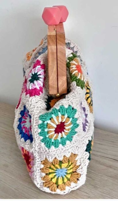 Geantă handmade croșetată cu ramă din lemn