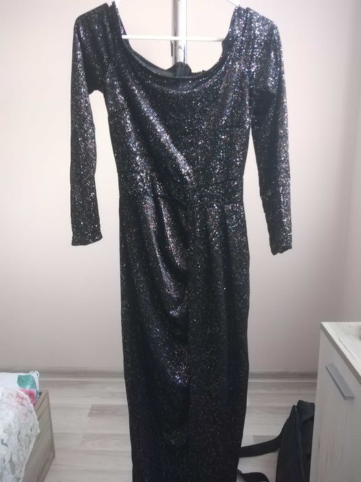 Нова кадифена рокля с лъскави нишки