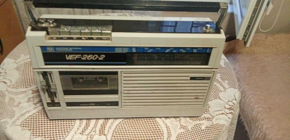 Радио Vef 2602   работи но има няква повреда