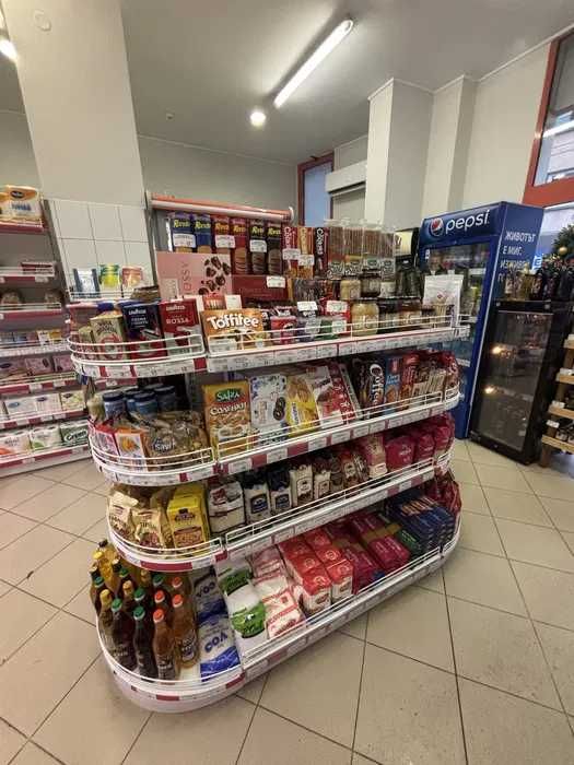 Търговско оборудване за хранителен магазин - стелажи, кошници, колички