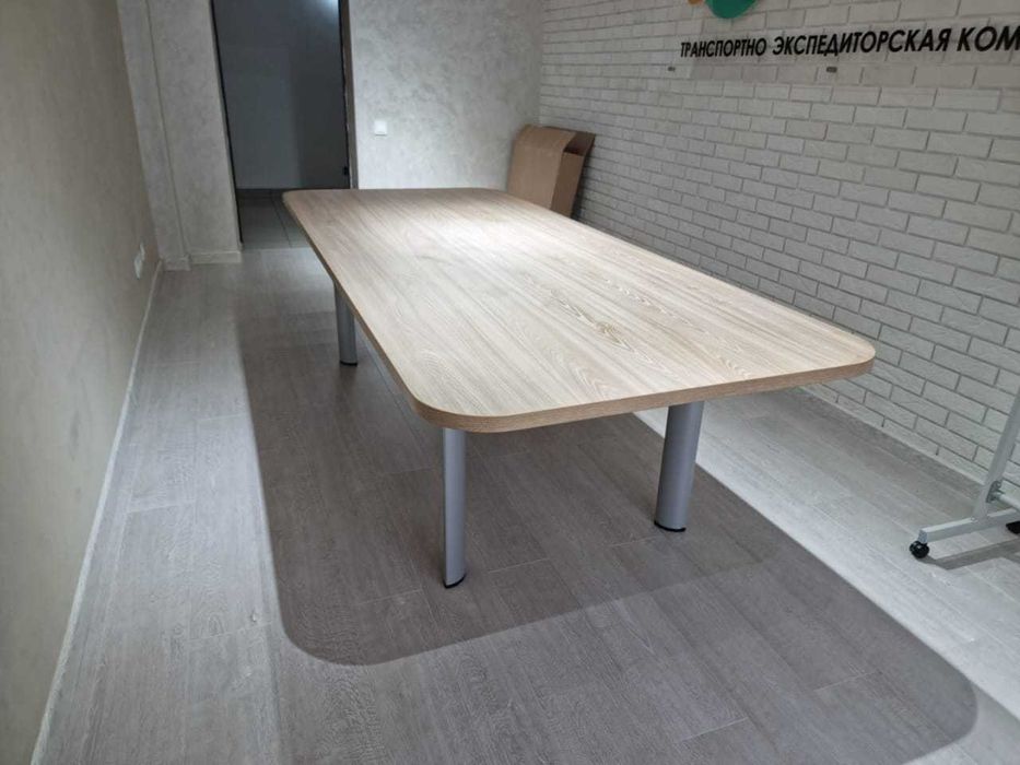 Конференц столы, столы для переговоров.