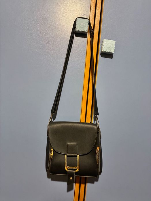 Чантичка със златисти елементи