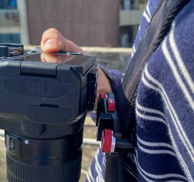 Клипс за закачане на фотоапарат към раница , колан /Canon , Nikon и др