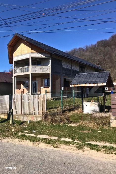 Casa (la rosu), Livada si Padure, Teren Generos si Plata Flexibila –
