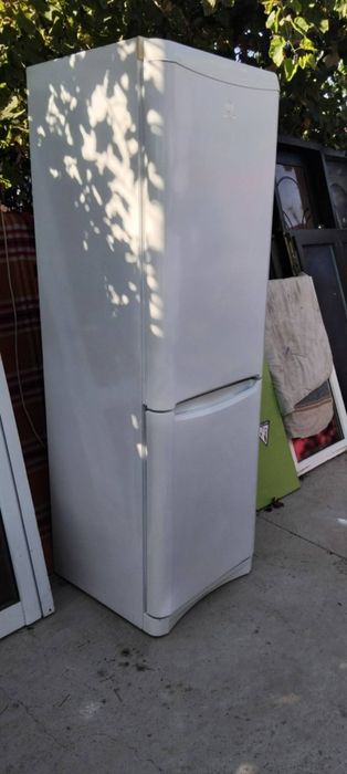 Vînd Combină frigorifică Indesit