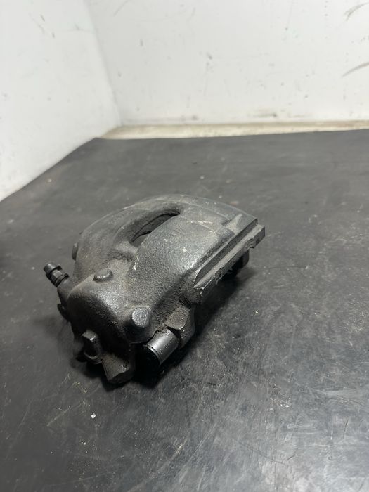 Etrier frana dreapta fata BMW X3 E83 2.0 diesel 150cp M47