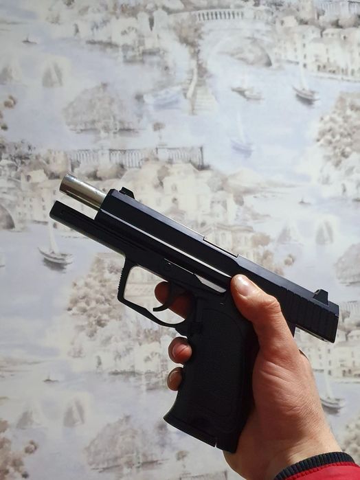 Игрушечный металлический пистолет