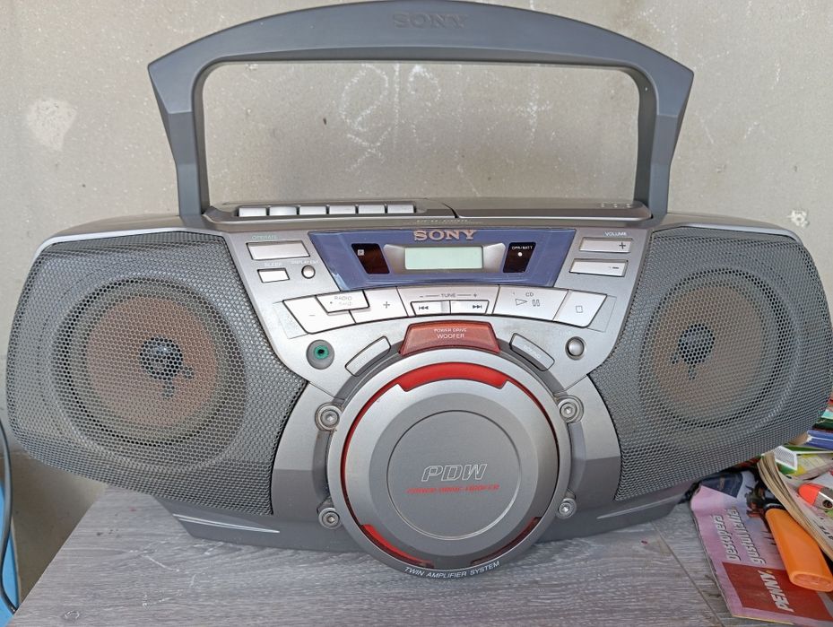 Vând Cd player Sony funcționează tot la el