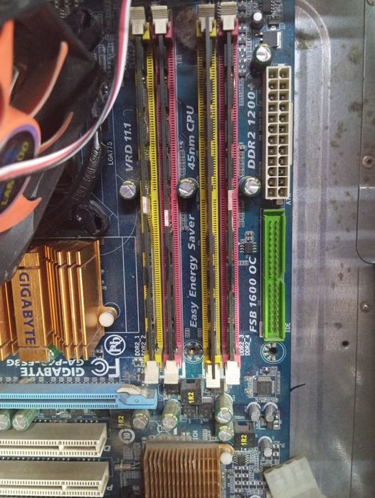 Продаю свой матирнцкий плата GIGABYTE GA P-43ES3Gв рабочем состоянии