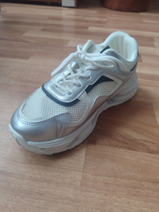 Vând 3 perechi de adidași