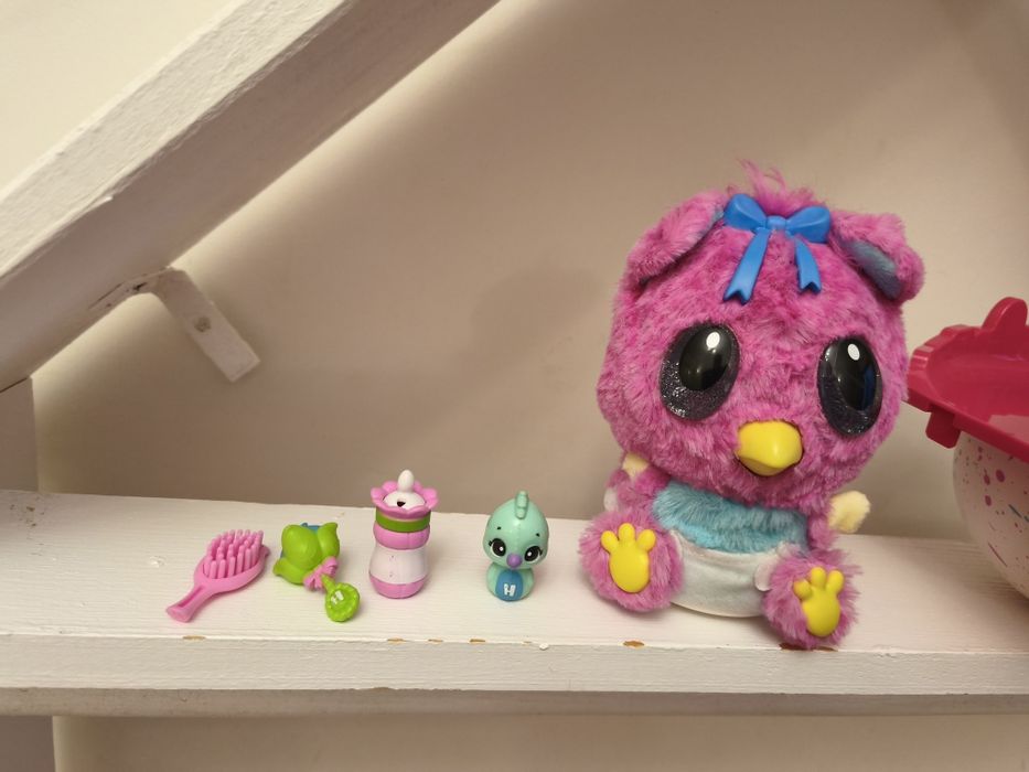 Hatchimals fetița cu funcții și accesorii