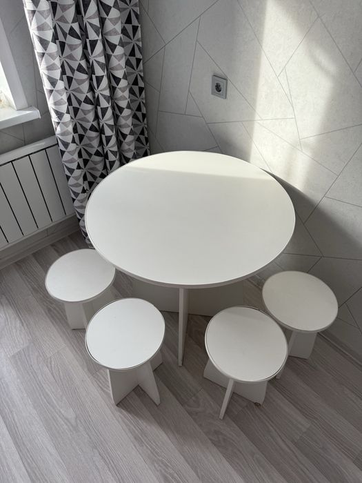 Продам стол с табуретками