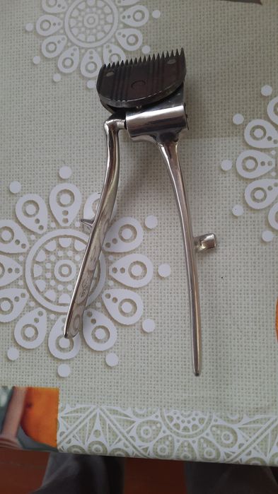 Ручная машинка для стрижки волос.