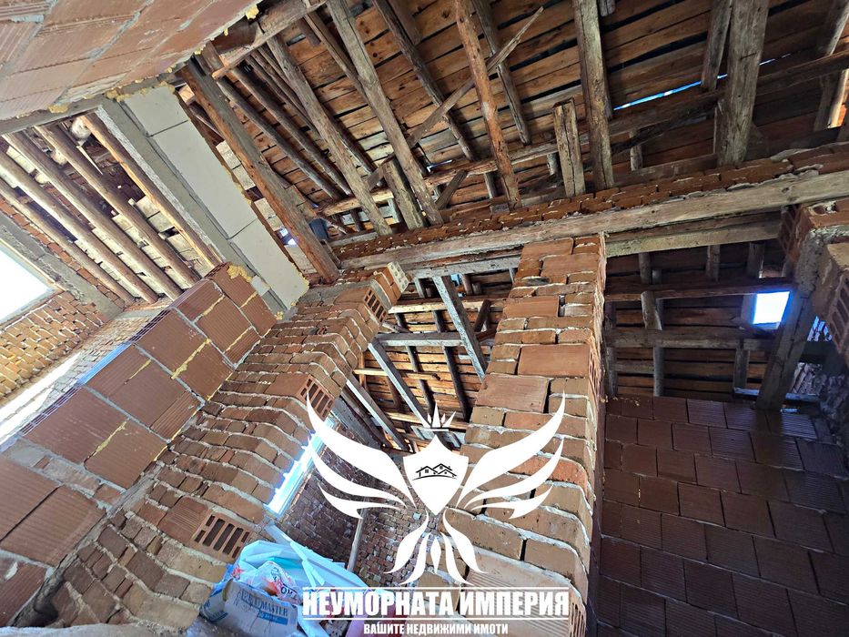 Триетажна къща с гараж и изолация 210РЗП с 564кв двор село Момчиловци