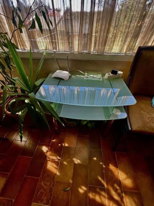 Стъклено бюро.