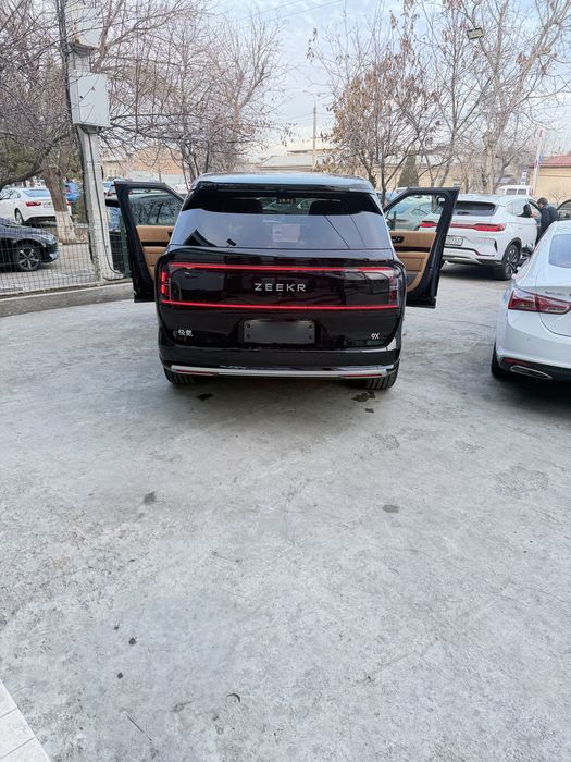 Zeekr 9 x Hyper  va Zeekr 9 X Ultra