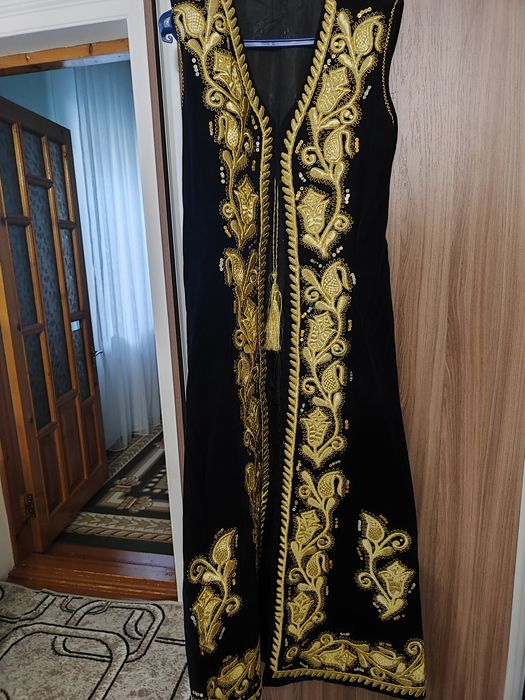 Haqiqiy Buxoro zar tòni. Zarli chòpon. Безрукавка национальная.