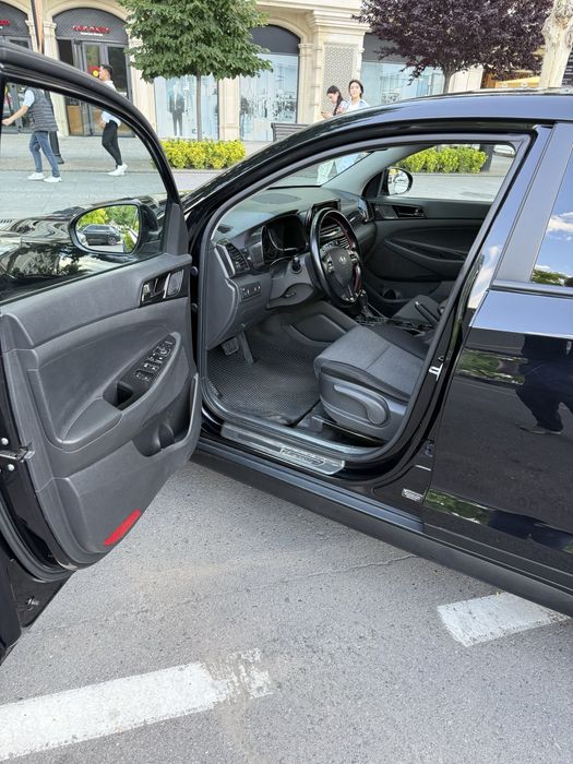 HYUNDAI TUCSON Black Piano Автомобиль