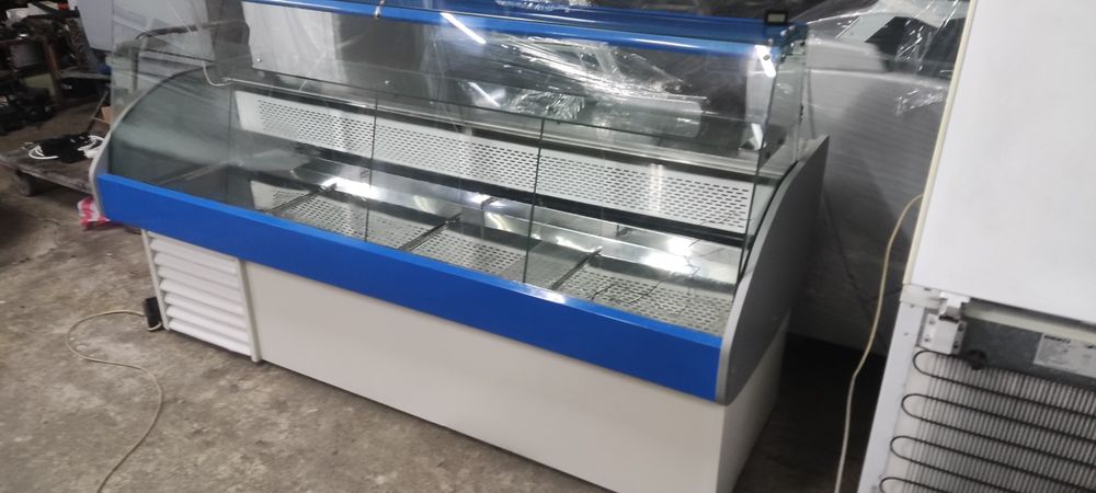 Хладилна щандова витрина
