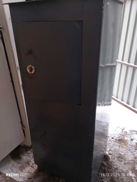 Продам сейф железный