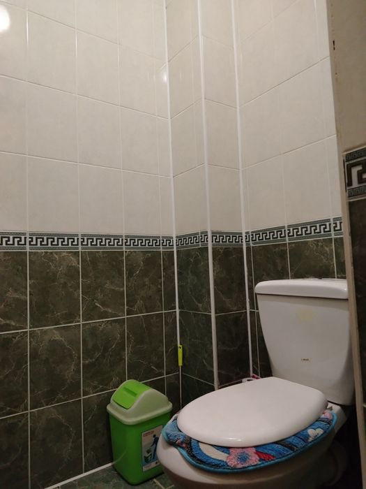 Шахар марказида 4 этажли уйни 4-этажида 4 хонали квартира сотилади.