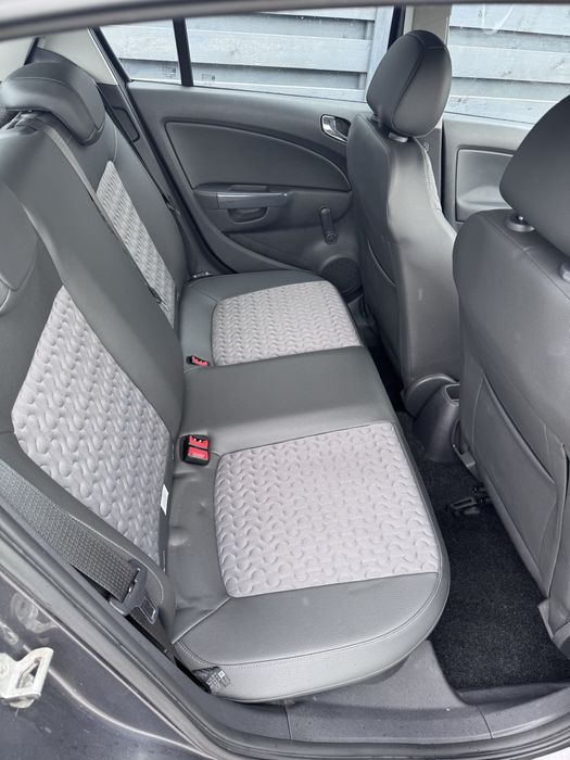 Opel Corsa volan incalzit si scaune incalzite km reali