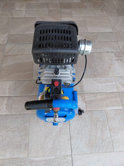 Vând compresor 24 L