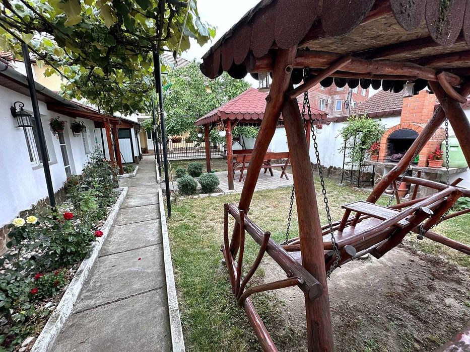 Proprietate ultracentrală Beiuș - 2 case și 2 spații comerciale