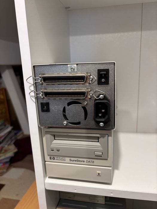 2 unitati de backup pe bandă magnetică, Hewlett Packard SureStore, DAT