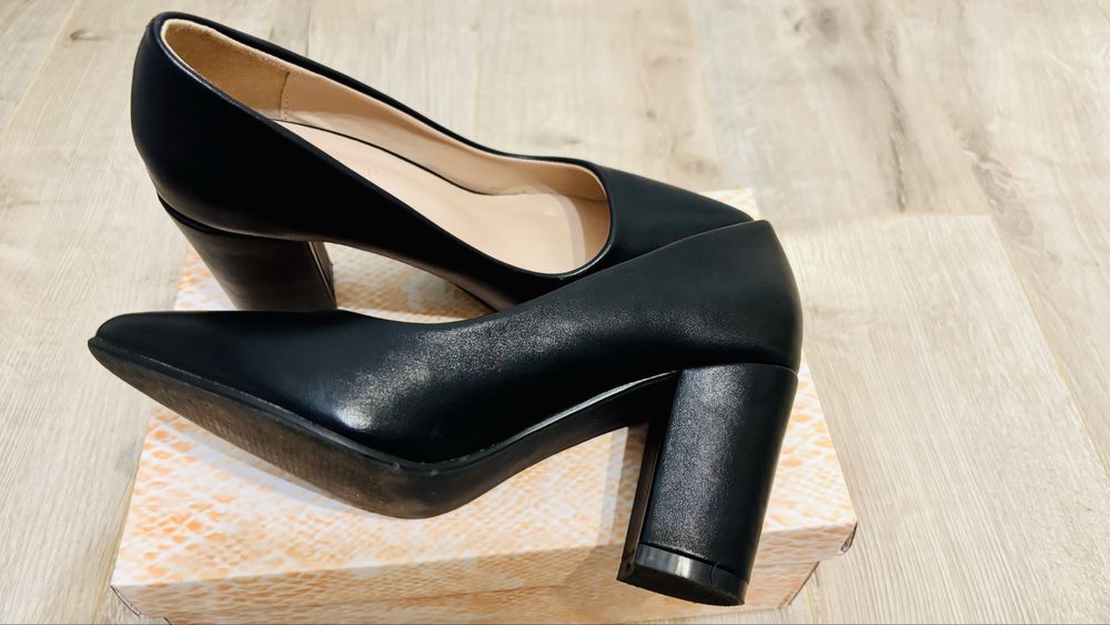 Pantofi cu toc negru