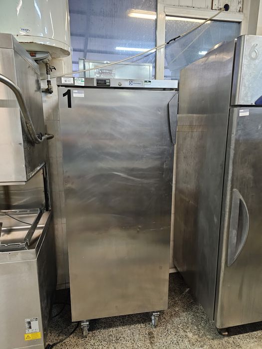 Плюсова витрина с стъкло 1000лв