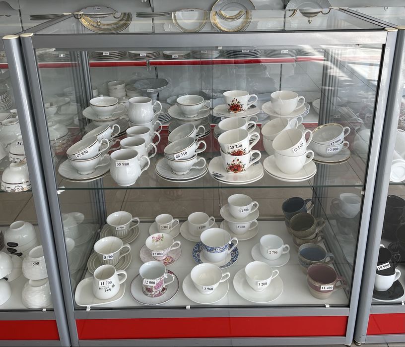 Продам стеклянные витрины 2 шт  со столом