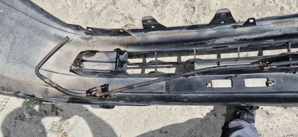 Бампер на Карину е  с амывательом фар