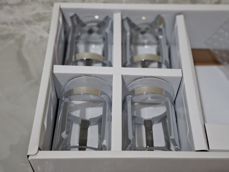 Стаканы в подстаканниках 4 штуки.