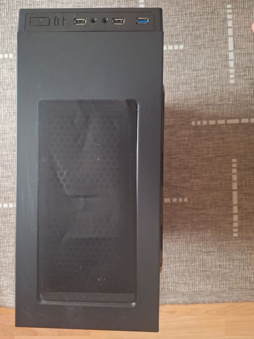 Геймърски компютър с монитор