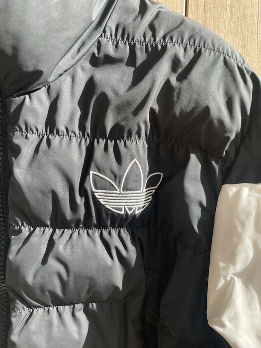 adidas Originals cropped puffer jacket в черно