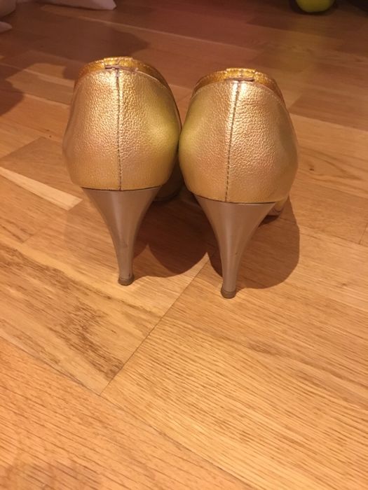 Sandale piele lacuita marime 38 ( purtate o singura data)